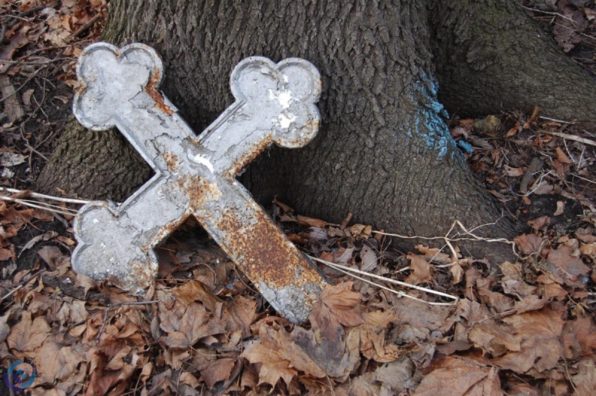 Старый крест на кладбище